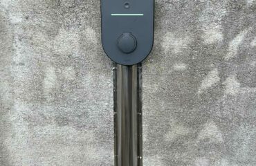 Borne de recharge pour véhicule électrique installée par PIERRE MARTIENNE électricien certifié, avec câblage sécurisé et installation conforme aux normes NFC 15-100.