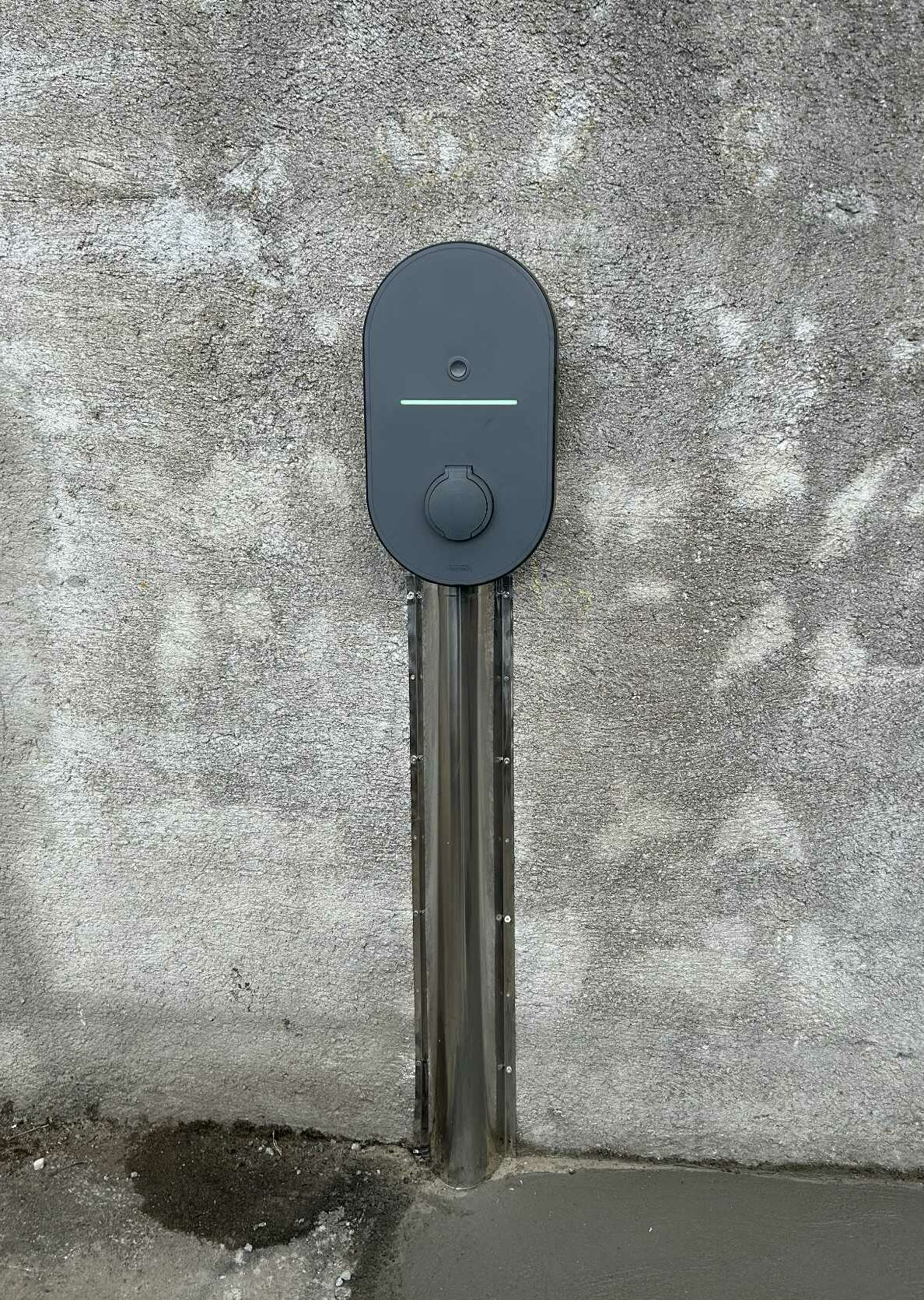 Borne de recharge pour véhicule électrique installée par PIERRE MARTIENNE électricien certifié, avec câblage sécurisé et installation conforme aux normes NFC 15-100.