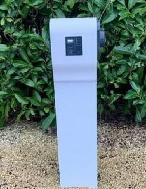 Borne de recharge pour voiture électrique fixée en extérieur , installée par un électricien qualifié.