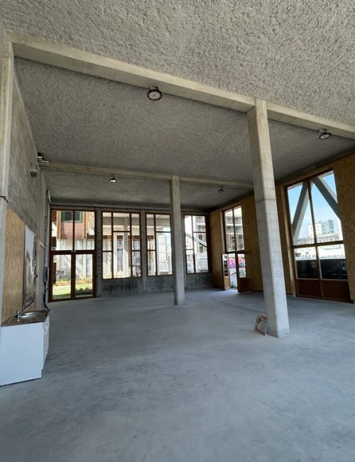 Travaux d'installation électrique sur un chantier à Nantes, réalisés par Pierre Martienne, électricien. Le câblage, les gaines et les boîtiers ont été posés en apparent dans un bâtiment moderne en construction, avec murs en OSB et béton brut.
