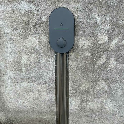 Borne de recharge pour véhicule électrique installée par PIERRE MARTIENNE électricien certifié, avec câblage sécurisé et installation conforme aux normes NFC 15-100.