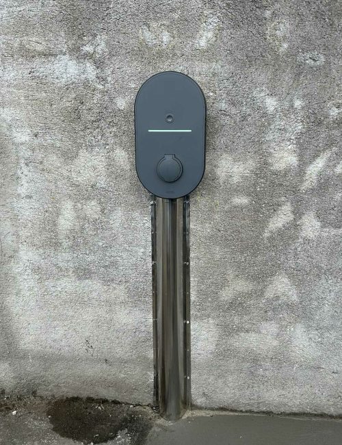 Borne de recharge pour véhicule électrique installée par PIERRE MARTIENNE électricien certifié, avec câblage sécurisé et installation conforme aux normes NFC 15-100.